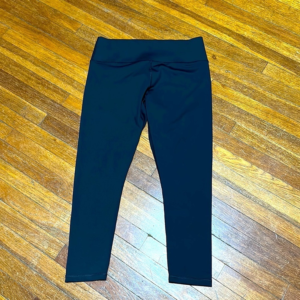 Maurice’s Women’s Black Wide Waistband Capri Leggings, Large